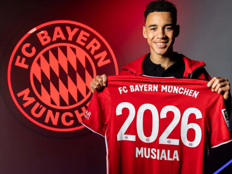 Jamal Musiala signe son premier contrat pro avec le Bayern Munich.
